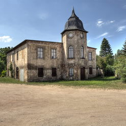 Altes, verfallenes Gebäude mit Turm in Sachsen.