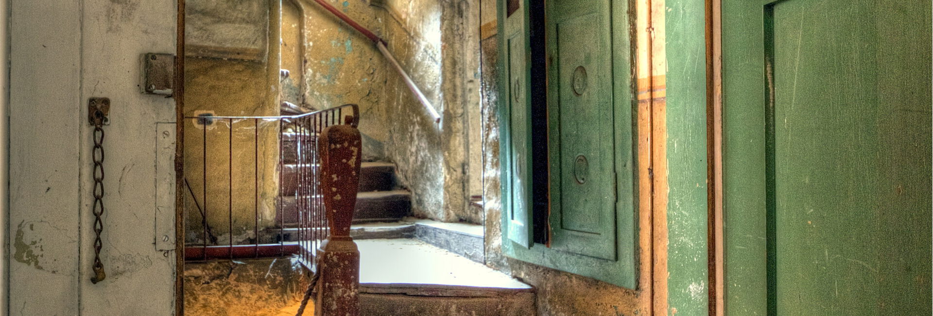 Innenansicht eines verlassenen Treppenhauses.